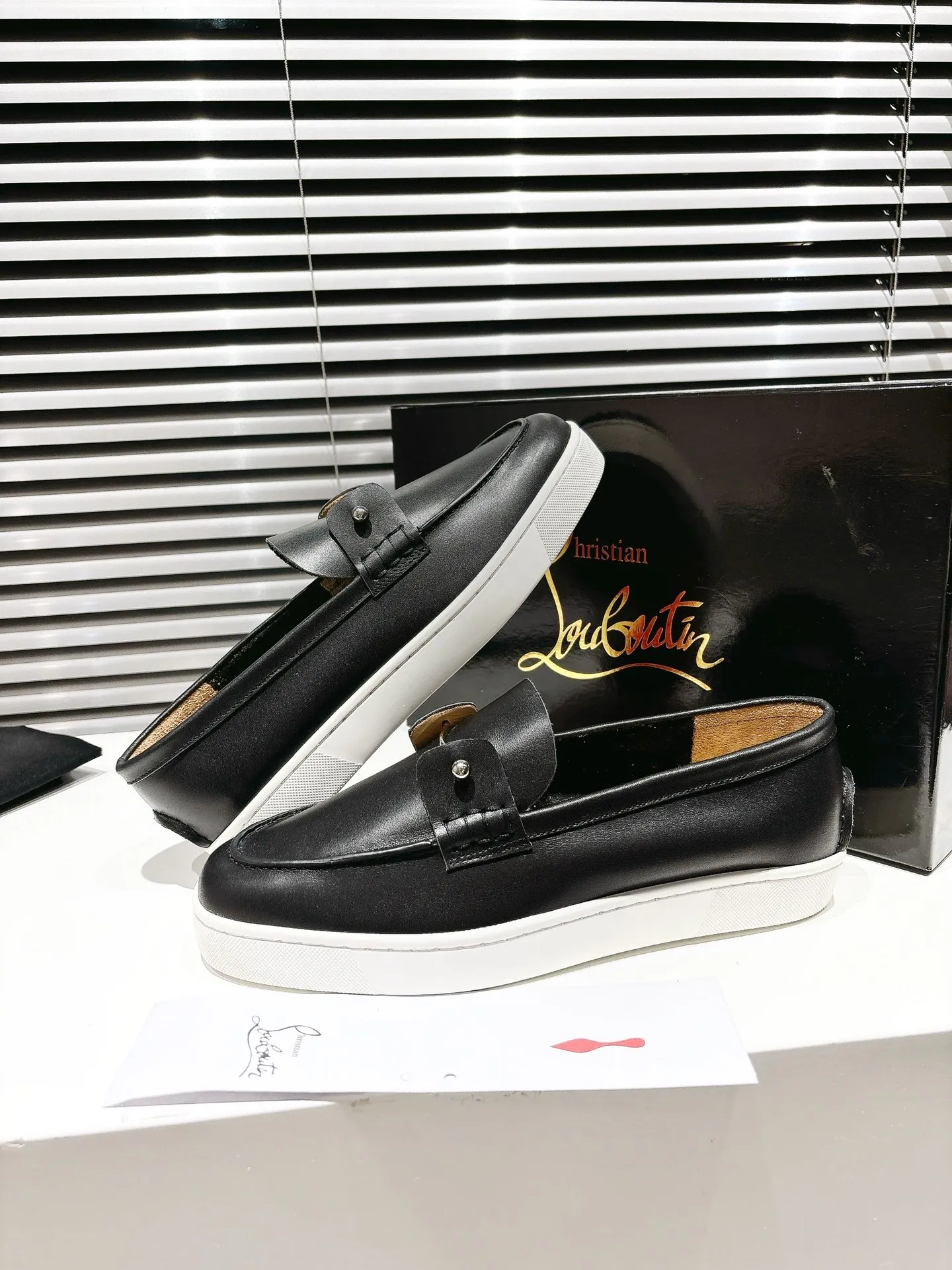👟👟Ex-factory price 680👟👟 ╔Loft beaded black leather cover╗ ·Top version customization·2025𝐬𝐬 𝑪𝒉𝒓𝒊𝒔𝒕𝒊𝒂𝒏 𝑳𝒐𝒖𝒃𝒐𝒖𝒕𝒊𝒏 ▪️No matter the last shape, fabric, diamonds, nails, lining, outsole, they are as close as possible to ZP... ▪️The original sole is specially provided by the original factory ▪️The lining is imported water-dyed cowhide ▪️Private customization time is about 3-7 days —————— Size: Women's 35M-41M Men's 38M-47M, half size can be customized